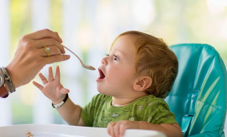 बच्चे में ठोस आहार की शुरुआत कब करें अन्नप्राशन